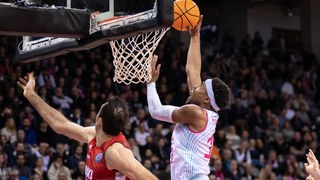 Javontae Hawkins (r.) von den Telekom Baskets Bonn setzt sich am Korb durch. 