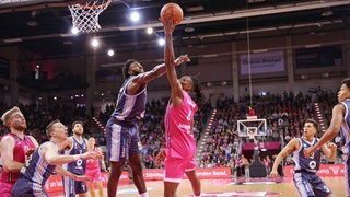 Phlandrous Fleming Jr. von den Telekom Baskets Bonn beim Korbleger