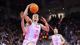 Sam Griesel von den Telekom Baskets Bonn während des Champions-League-Spiels gegen Dijon in Aktion. 