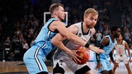 Till Pape (r.) von den Telekom Baskets Bonn im Duell mit Niklas Wimberg von den Hamburg Towers.