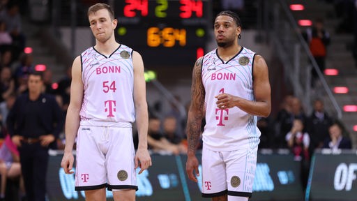 Enttäuscht: Thomas Kennedy (links) und Savion Flagg von den Telekom Baskets Bonn (Archivbild).