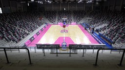 Die Heimspielstätte der Telekom Baskets Bonn mit leeren Rängen.