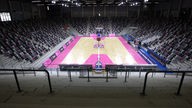 Die Heimspielstätte der Telekom Baskets Bonn mit leeren Rängen.