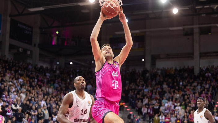 Benedikt Turudic (vorne) von den Baskets Bonn.