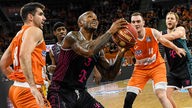 Ike Udanoh von den Telekom Baskets Bonn geht zum Korb hoch