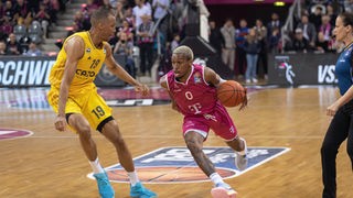 Im Duell: TJ SHORTS II (Telekom Baskets Bonn 0) und Louis Olinde (ALBA Berlin 19)