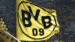 Fahne mit BVB-Logo im Dortmunder Stadion