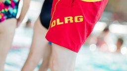 Das DLRG-Logo prangt auf einer Badehose