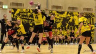Alina Grijseels (4, Borussia Dortmund) blockt Annika Lott (21, Thüringer HC)