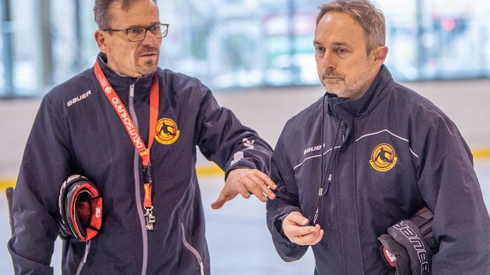 Die Deutsche Para -Eishockeynationalmannschaft im Trainingslager in der Ilmenauer Eishalle. v.l. Co. Trainer Michael Gurssinsky und Andreas Pokorny