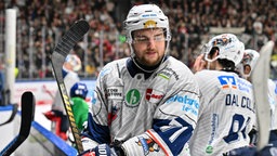 Brandon Troock von den Iserlohn Roosters sitzt auf der Bande.