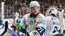 Brandon Troock von den Iserlohn Roosters sitzt auf der Bande.