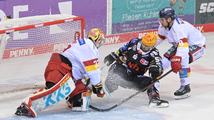 Fischtown Pinguins Felix Scheel rutscht in den Düsseldorfer Torwart Nikita Quapp