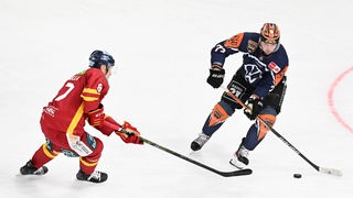 DEG-Eishockeyspieler Philip Gogulla (l.) geht in den Zweikampf mit Wolfsburgs Justin Feser