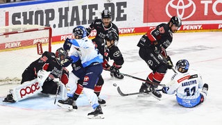 Viel Betrieb vor dem Tor der Kölner Haie im Spiel gegen den ERC Ingolstadt.