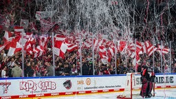 Die Fans der Kölner Haie im Derby gegen die DEG