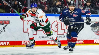 Kölns Maximilian Glötzl (r.) im Duell mit Augsburgs D.J. Busdeker 