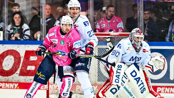 Spielszene aus der Partie Iserlohn Roosters gegen Adler Mannheim