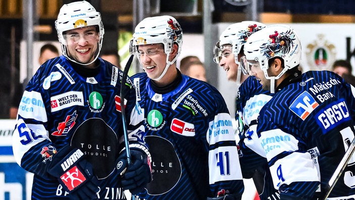 Shane Gersich, Zach Osburn, Sven Ziegler und Jake Virtanen bejubeln ein Tor im Test gegen den EC Bad Nauheim.