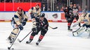 Eishockey-Profi Justin Schütz (r.) von den Kölner Haien im DEL-Spiel gegen die Schwenningen Wild Wings