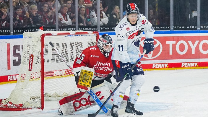 Patrik Virta (ERC Ingolstadt) vor dem Tor von Tobias Ancicka (Kölner Haie)