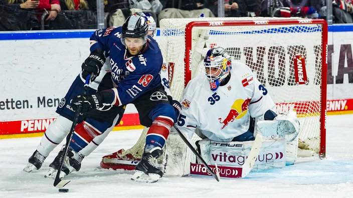 Frederik Storm von den Kölner Haien in Aktion gegen den EHC München