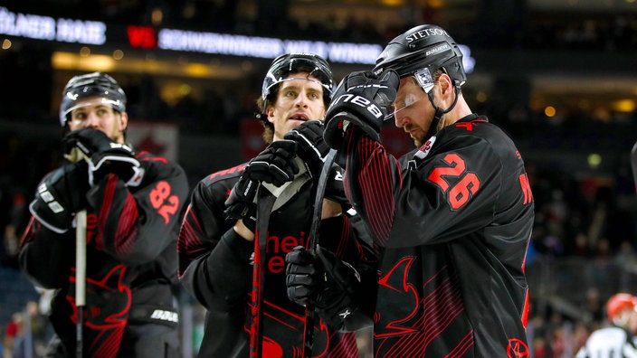 Die Spieler der Kölner Haie reagieren nach der Niederlage gegen München enttäuscht