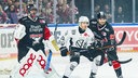 Julius Hudacek (l.),  Andy Miele (M.) und Maximilian Glötzl (r.) im Spiel der Kölner Haie gegen die Grizzlys Wolfsburg.