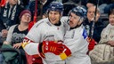 Brendan O'Donnell (Düsseldorfer EG) bejubelt mit Tyler Gaudet das Führungstor beim EHC München.