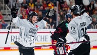 Frederik Storm (links) von den Kölner Haien jubelt zusammen mit Teamkollege Louis-Marc Aubry über einen Treffer in Düsseldorf.