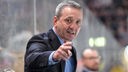Eishockey-Trainer Thomas Popiesch gestikuliert an der Bande