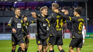 Die Spieler von Borussia Dortmund II feiern einen Treffer im Spiel gegen Viktoria Köln