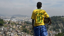 Ein brasilianischer Fußballer blickt in die Weite