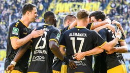 Die Fußballspieler des West-Regionalligisten Alemannia Aachen stehen in einer Jubeltraube zusammen
