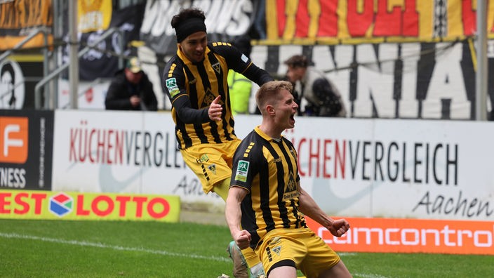 Anton Heinz (vorne) von Alemannia Aachen bejubelt seinen Treffer gegen Fortuna Köln. 