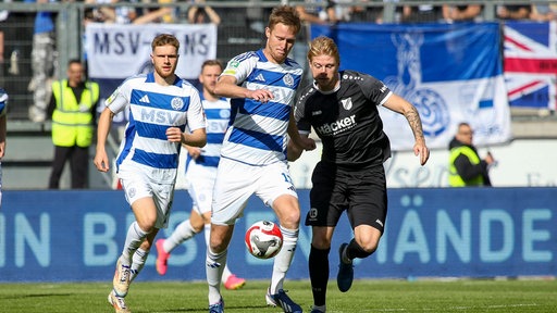 Zweikampf zwischen Gerrit Wegkamp (MSV Duisburg) und Tim Corsten (SV Rödinghausen)