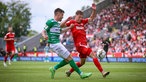 Oberhausens Moritz Montag im Zweikampf mit Sascha Völcke von Rot-Weiss Essen