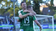 Alexander Bannink und Kevin Freiberger (vorne) vom FC Gütersloh liegen sich feiernd in den Armen