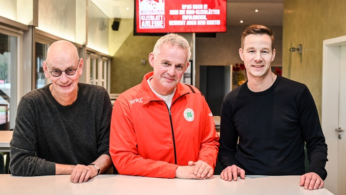 Hajo Sommers (v.l.), Präsident, Thorsten Binder, Vorstandsvorsitzender, und Damian Schröder, Aufsichtsratsvorsitzender, stellen die Kleeblatt-Anleihe des Regionalligisten Rot Weiß Oberhausen vor