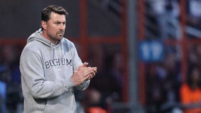 Trainer Heiko Butscher vom VfL Bochum klatscht in die Hände (Archivfoto)