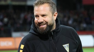 Alemannia Aachens Trainer Heiner Backhaus freut sich nach dem Coup gegen den Favoriten Viktoria Köln auf das Halbfinale im Landespokal.