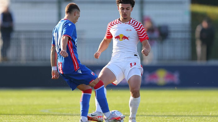 Novak Gojkov von Rotern Stern Belgrads U19 im Zweikampf mit Aris Bayindir von RB Leipzigs U19
