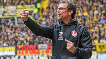 Fortuna-Köln-Trainer Matthias Mink gibt Anweisungen