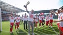 Essens Trainer Christoph Dabrowski feiert mit seiner Mannschaft und dem Niederrheinpokal