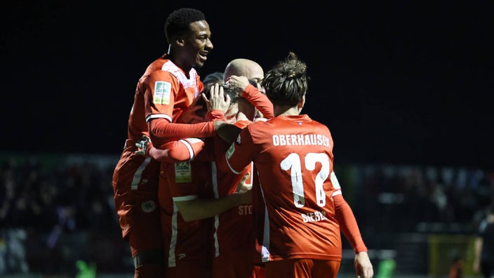 Die Spieler von Rot-Weiss Oberhausen jubeln im Spiel gegen die SSVg Velbert