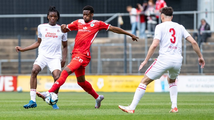 Zweikampf beim Spiel zwischen dem 1. FC Köln II und Rot-Weiß Oberhausen