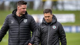 Rot-Weiß Oberhausens Trainer Mike Terranova (r.) unterhält sich mit Christopher Schorch vom 1. FC Bocholt