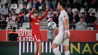 Leonardo Vonic von Rot-Weiss Essen jubelt im Spiel gegen Ratingen 04/19.