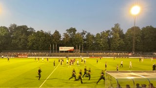 Nach einem Platzsturm ist die Regionalliga-Spiel der U21 des 1. FC Köln gegen Rot-Weiß Oberhausen abgebrochen worden.