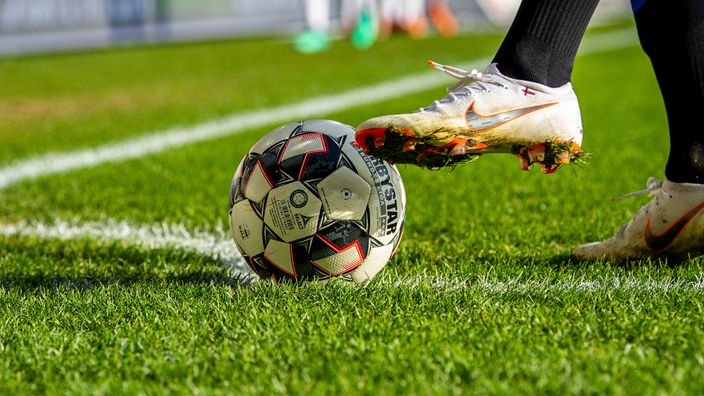Ein Fußball liegt auf dem Rasen (Symbolbild)